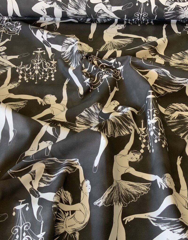 Ballerina in einer Schwarz-Weiss-Ballettvorstellung