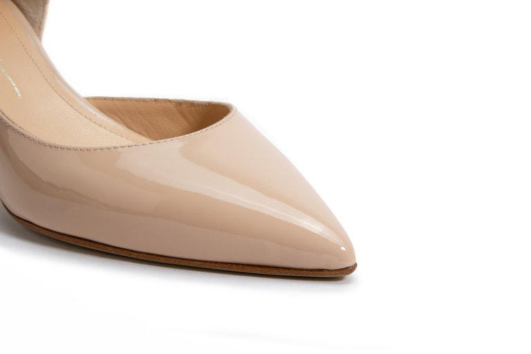 Cara Rosa Positano dorsay pump in nude lakleer met lage hak