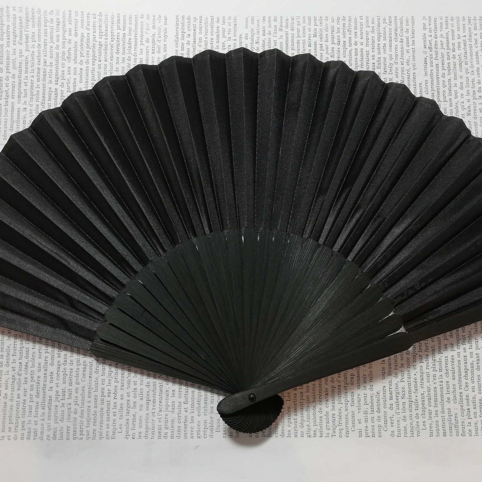 Fan black faux silk.