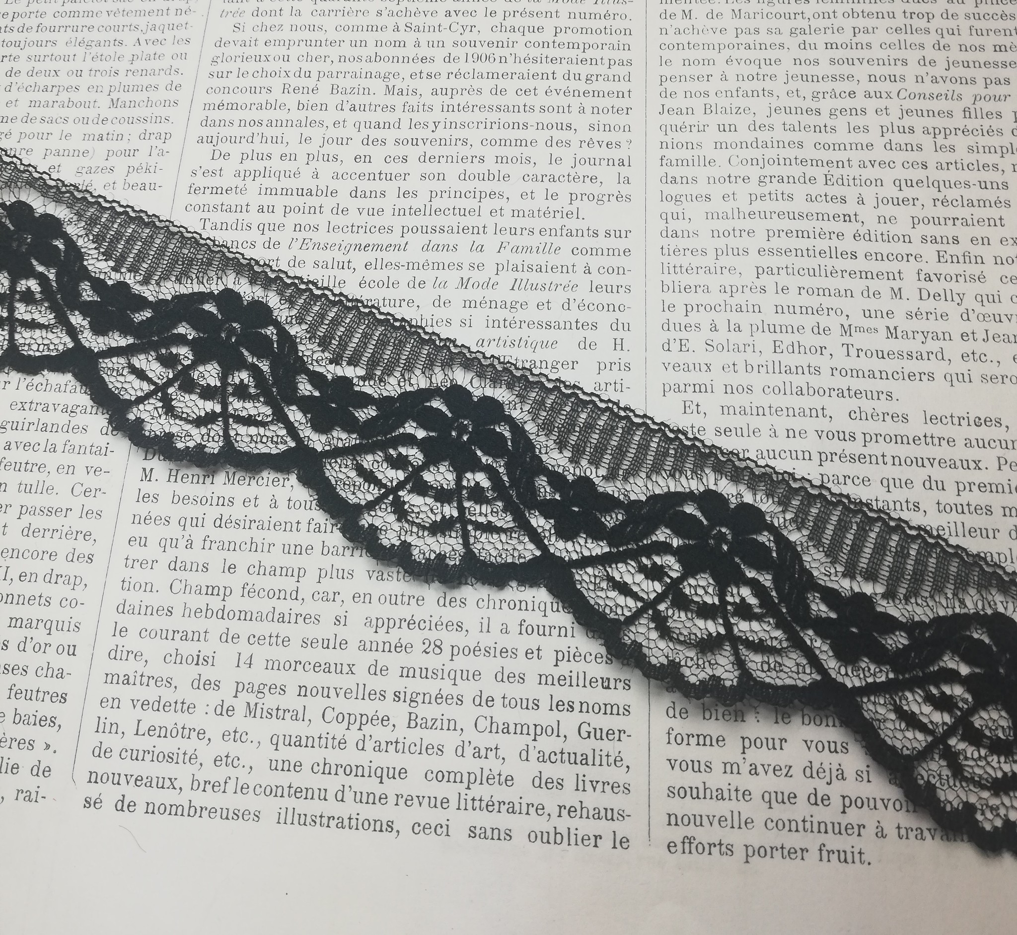 Black Scalloped Lace  with Fan pattern