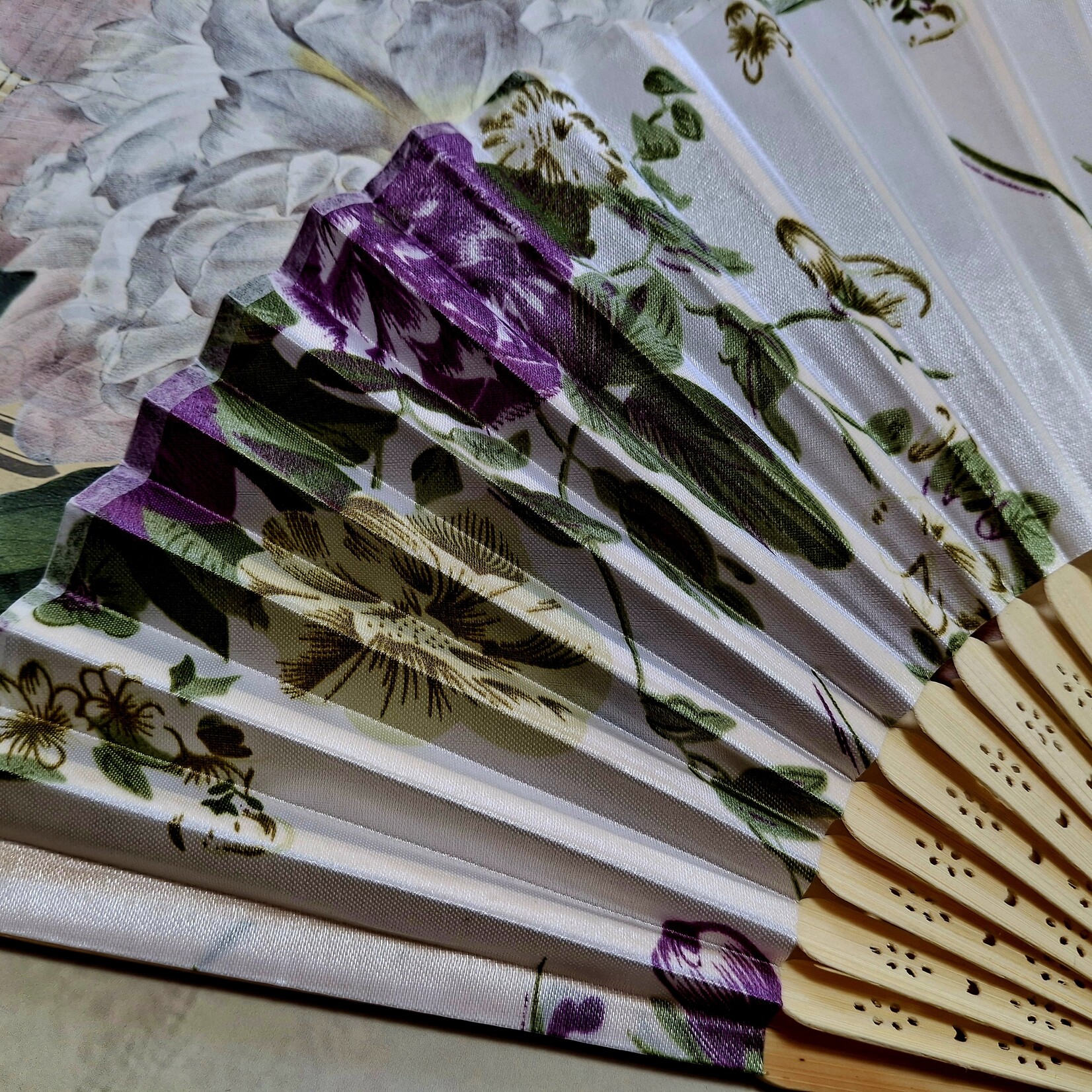 Fan with rose fabric diff. colors