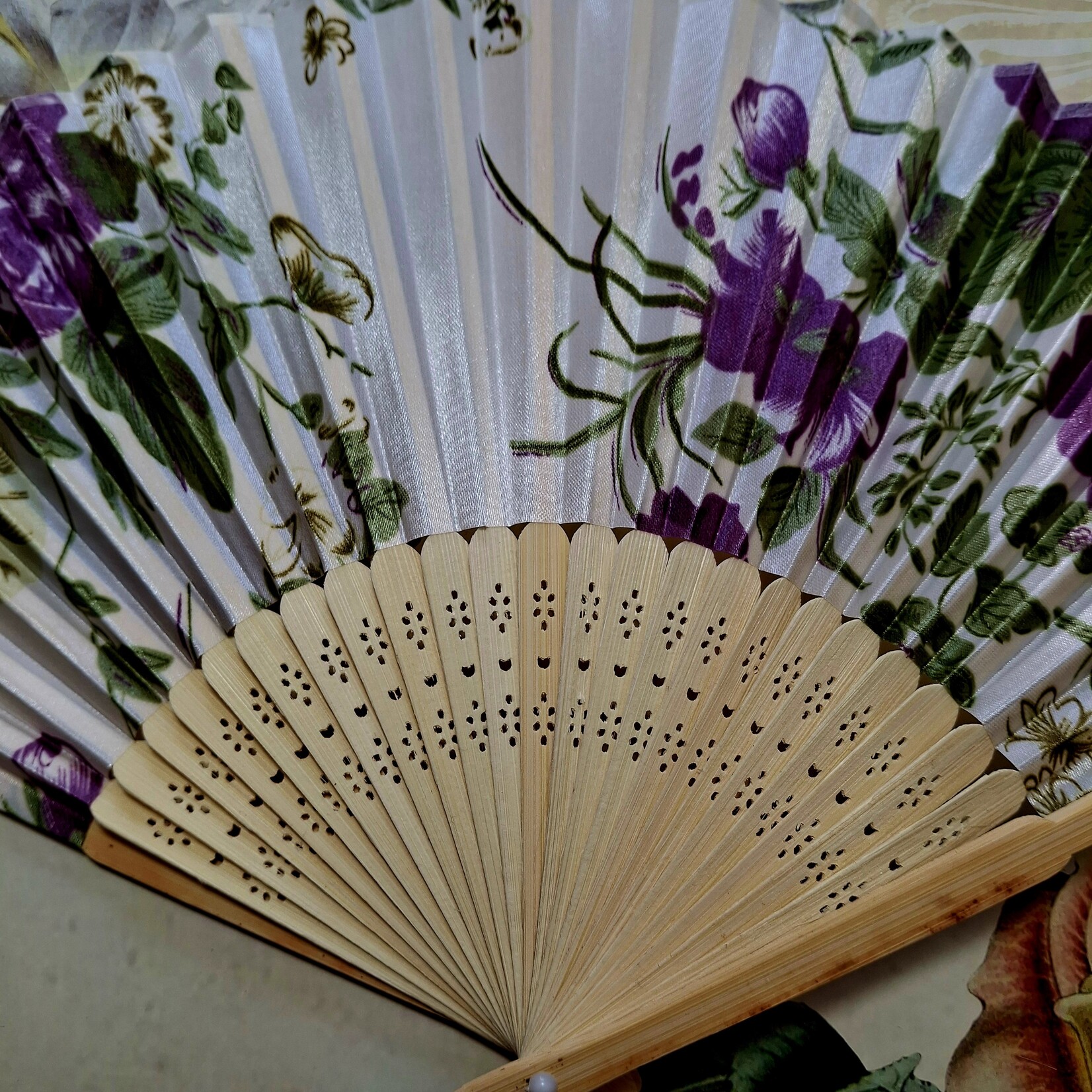 Fan with rose fabric diff. colors