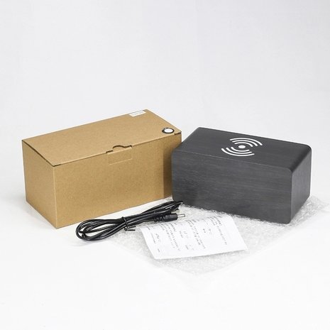 Digitale wekker van hout met draadloze oplader Digitale wekker van hout met draadloze oplader