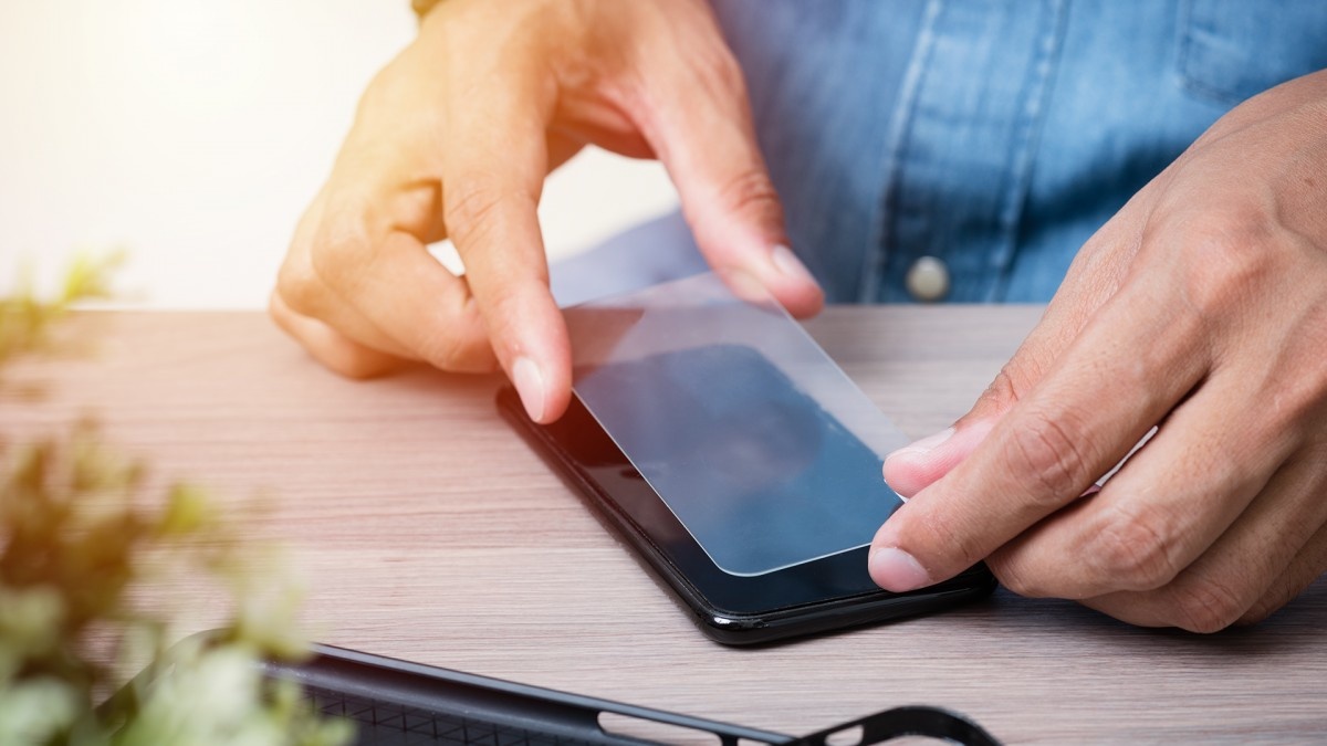 Hoe breng ik een screenprotector aan op mijn telefoon?