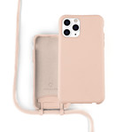 Coverzs Coverzs Silicone case met koord iPhone 12 / 12 Pro (roze)