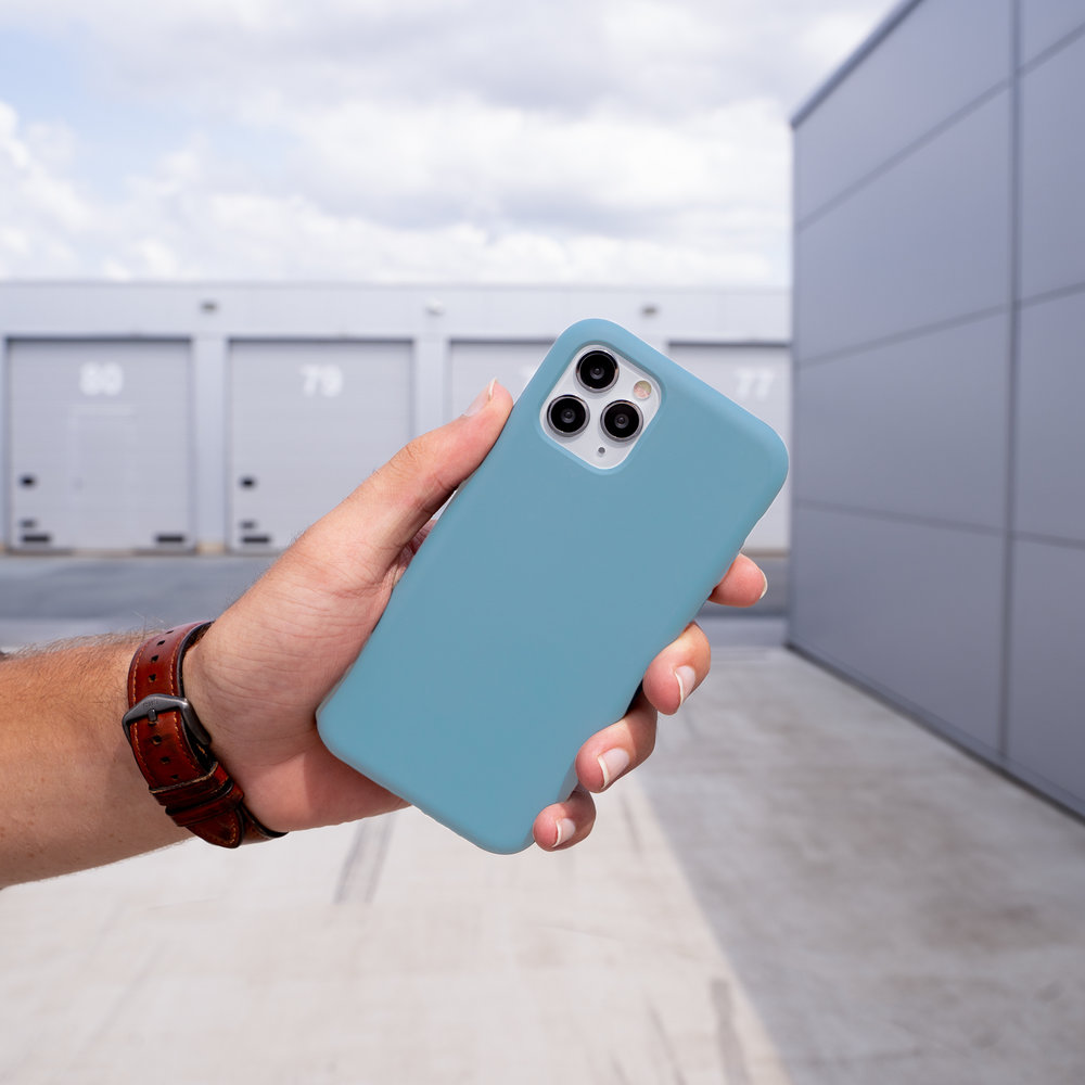 Coverzs Coverzs Luxe Liquid Silicone case iPhone 12 Pro (lichtblauw)