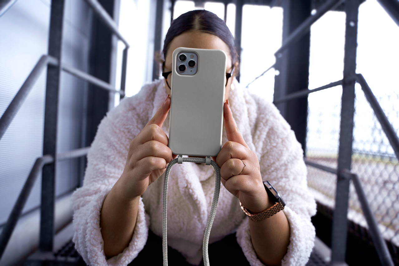 Coverzs Coverzs Silicone case met koord iPhone Xr (grijs)