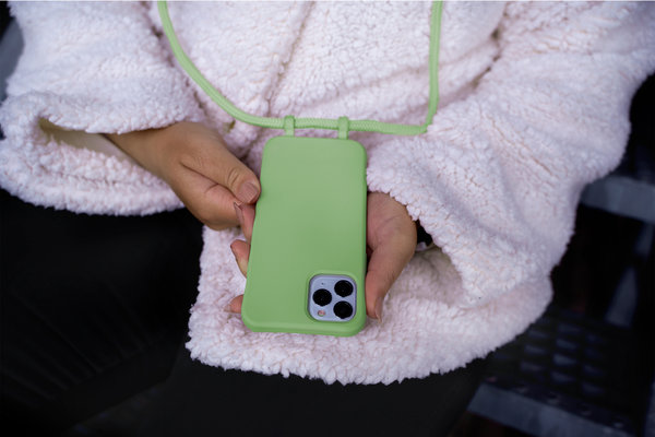 Coverzs Coverzs Silicone case met koord iPhone 12 / 12 Pro (lichtgroen)