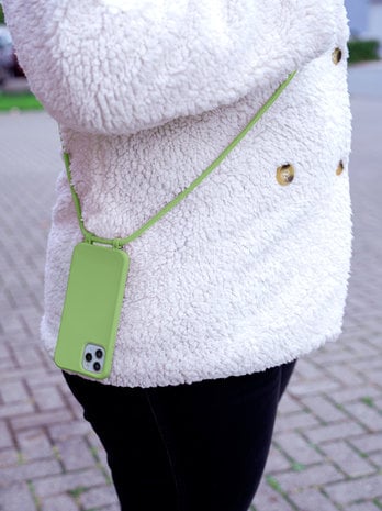 Coverzs Coverzs Silicone case met koord iPhone 12 / 12 Pro (lichtgroen)