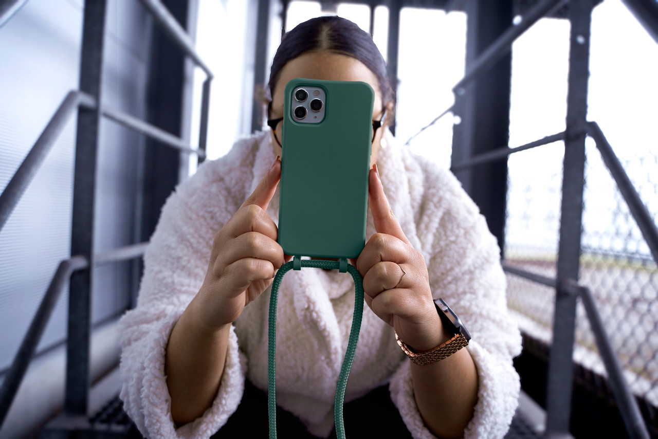 Coverzs Coverzs Silicone case met koord iPhone 7/8 Plus (donkergroen)