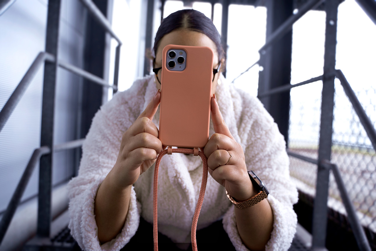 Coverzs Coverzs Silicone case met koord iPhone 11 Pro Max (oranje)