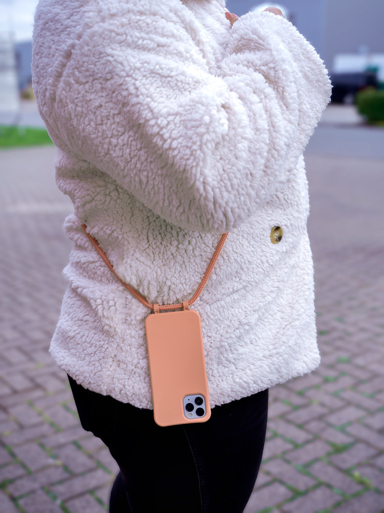 Coverzs Coverzs Silicone case met koord iPhone 11 Pro (oranje)