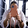 Coverzs Coverzs Silicone case met koord iPhone 7/8/SE2020 (oranje) - Initial + name Coverzs Coverzs Silicone case met koord iPhone 7/8/SE2020 (oranje) - Initial + name