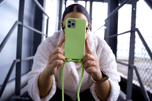 Coverzs Coverzs Silicone case met koord iPhone 13 (Lichtgroen)