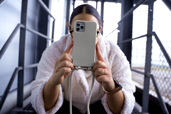 Coverzs Coverzs Silicone case met koord iPhone 13 Pro Max (grijs)