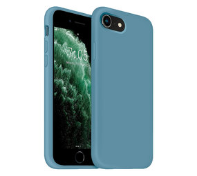 Coverzs Luxe Liquid Silicone case iPhone SE 2022 (lichtblauw)