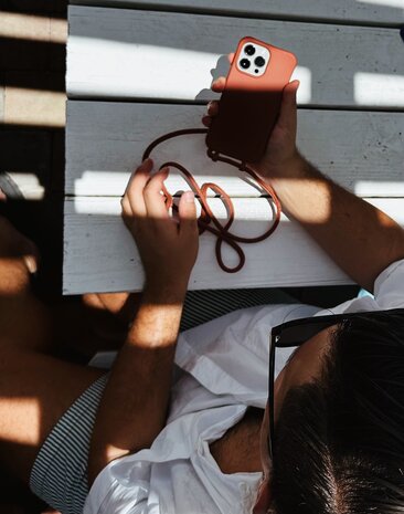 Coverzs Coverzs Silicone case met koord iPhone 14 (bruin)