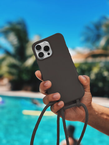 Coverzs Coverzs Silicone case met koord iPhone 14 Plus (koffiezwart)