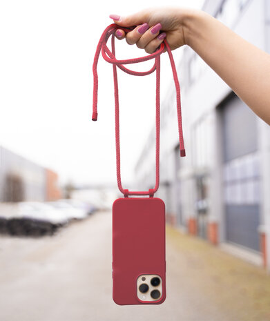 Coverzs Coverzs iPhone 15 silicone hoesje met koord (rood)