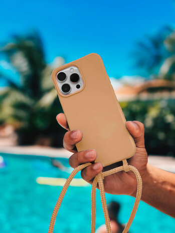 Coverzs Coverzs iPhone 15 Pro silicone hoesje met koord (beige)