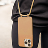 Coverzs Coverzs iPhone 15 silicone hoesje met koord (beige) Coverzs Coverzs iPhone 15 silicone hoesje met koord (beige)