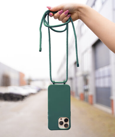 Coverzs Coverzs iPhone 15 Plus silicone MagSafe hoesje met koord (groen)