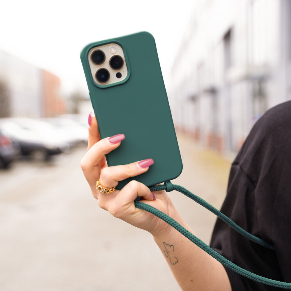 Coverzs Coverzs iPhone 15 Plus silicone MagSafe hoesje met koord (groen)