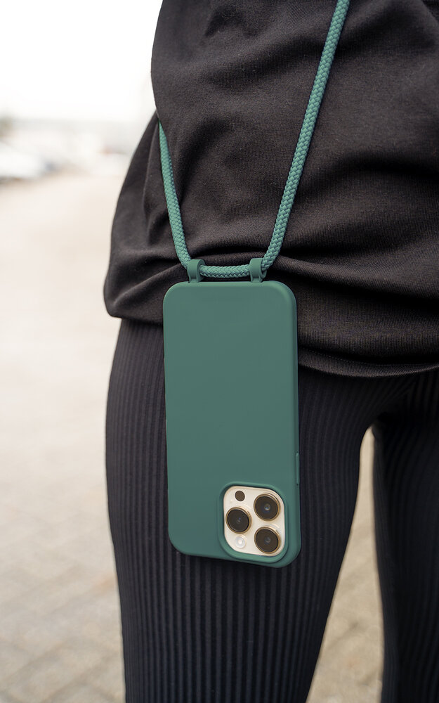 Coverzs Coverzs iPhone 15 Plus silicone MagSafe hoesje met koord (groen)