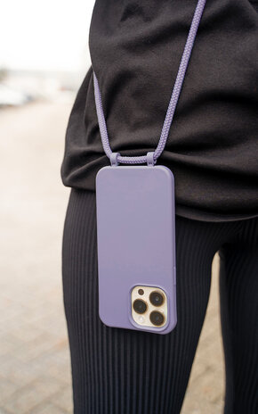 Coverzs Coverzs iPhone 15 Plus silicone hoesje met koord (paars)