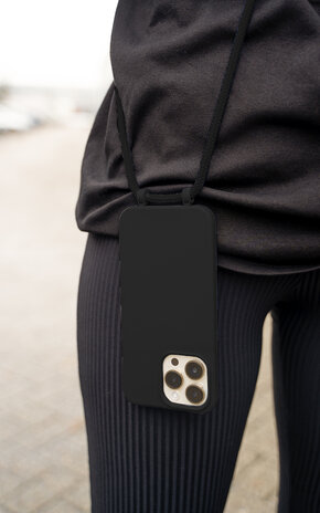 Coverzs Coverzs iPhone 15 Plus silicone hoesje met koord (zwart)