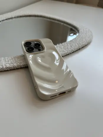 xoxo Wildhearts xoxo Wildhearts Biggest Love Creme - iPhone 15 Plus xoxo Wildhearts xoxo Wildhearts Biggest Love Creme - iPhone 15 Plus