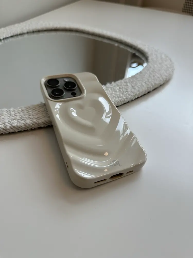 xoxo Wildhearts xoxo Wildhearts Biggest Love Creme - iPhone 14 Plus xoxo Wildhearts xoxo Wildhearts Biggest Love Creme - iPhone 14 Plus