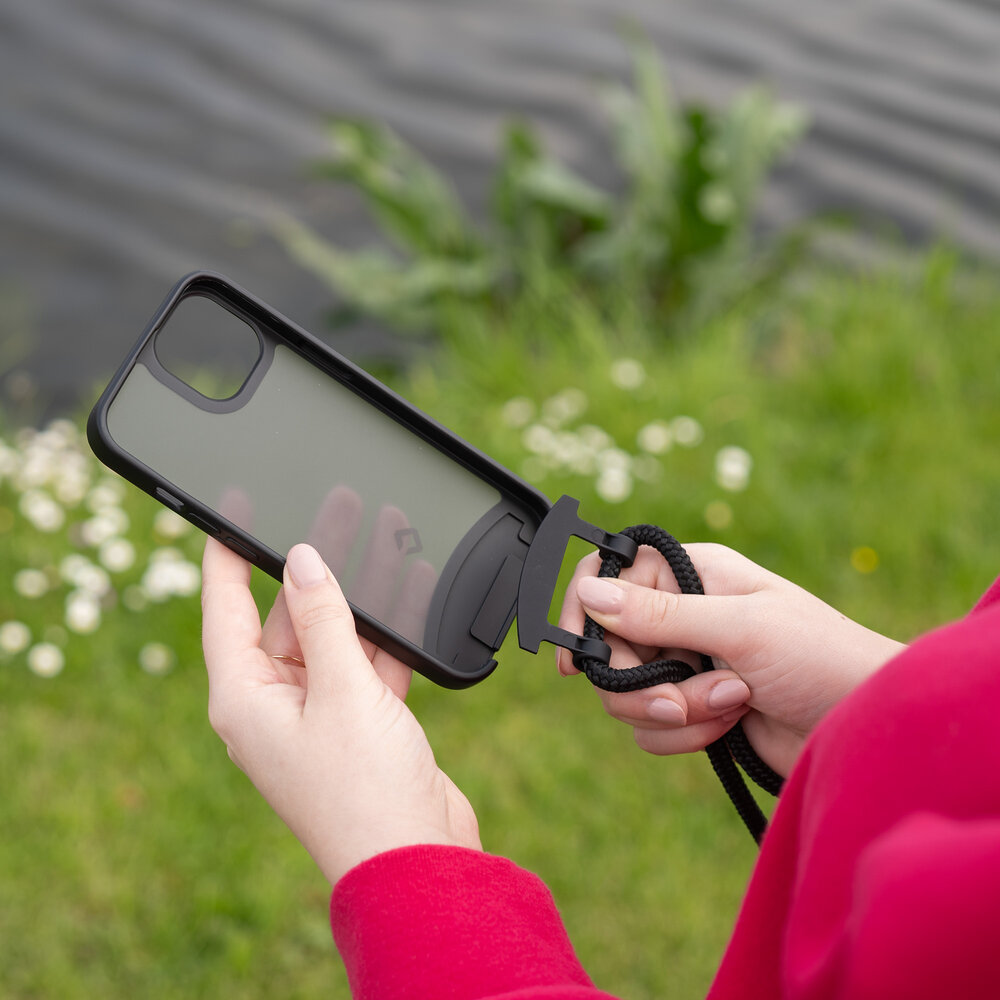 Coverzs Coverzs iPhone 8 Mat hoesje met koord (zwart) Coverzs Coverzs iPhone 8 Mat hoesje met koord (zwart)