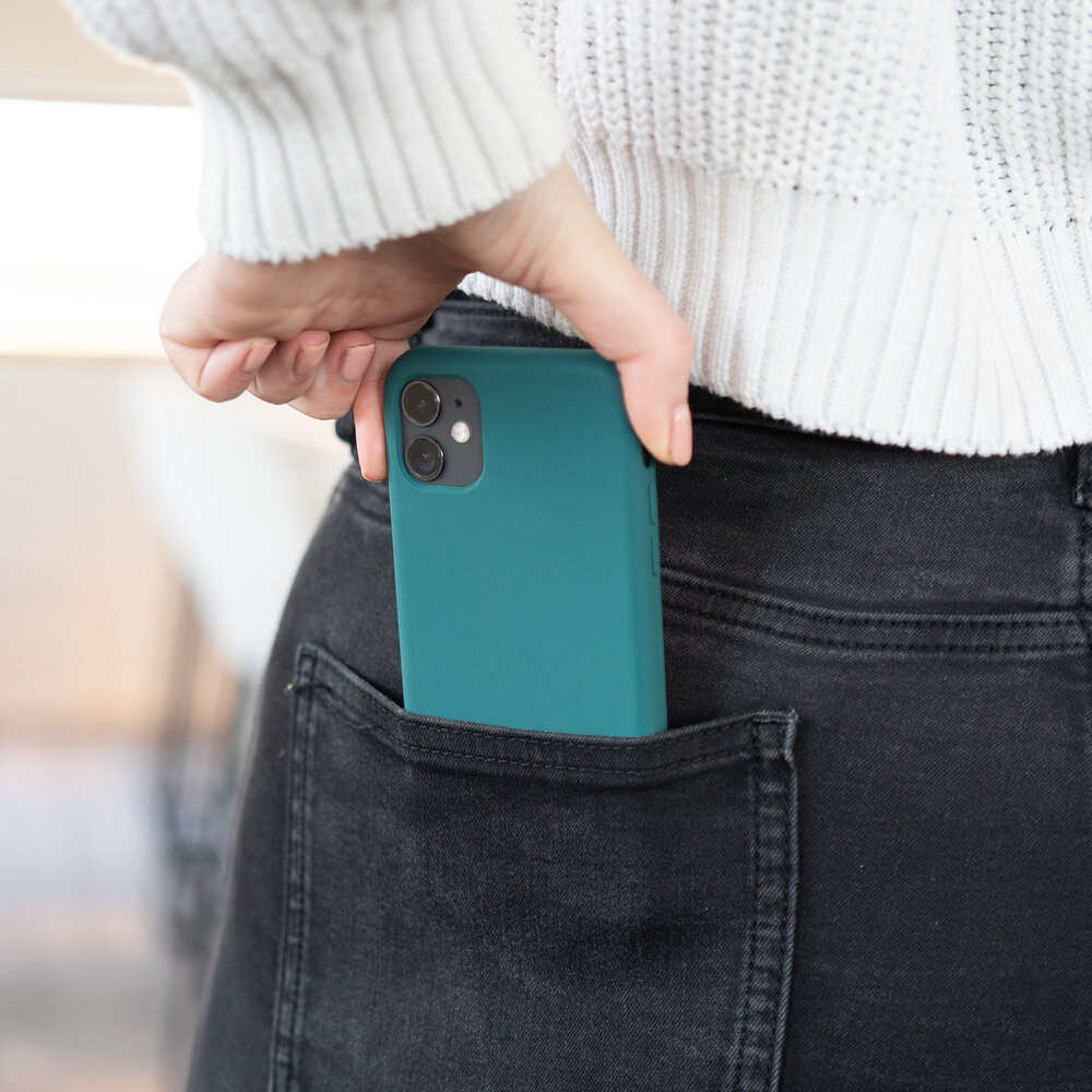 Coverzs Coverzs Luxe Liquid Silicone case iPhone 11 (donkergroen)