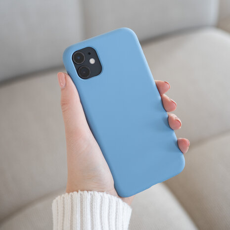 Coverzs Coverzs Luxe Liquid Silicone case iPhone 11 (lichtblauw)