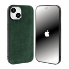 Coverzs Coverzs iPhone 14 Alcantara & TPU MagSafe hoesje (donkergroen)