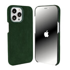 Coverzs Coverzs iPhone 13 Pro Max Alcantara MagSafe hoesje (donkergroen)