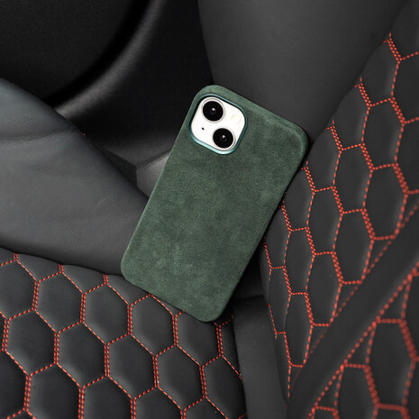 Coverzs Coverzs iPhone 13 Alcantara MagSafe hoesje (donkergroen) Coverzs Coverzs iPhone 13 Alcantara MagSafe hoesje (donkergroen)