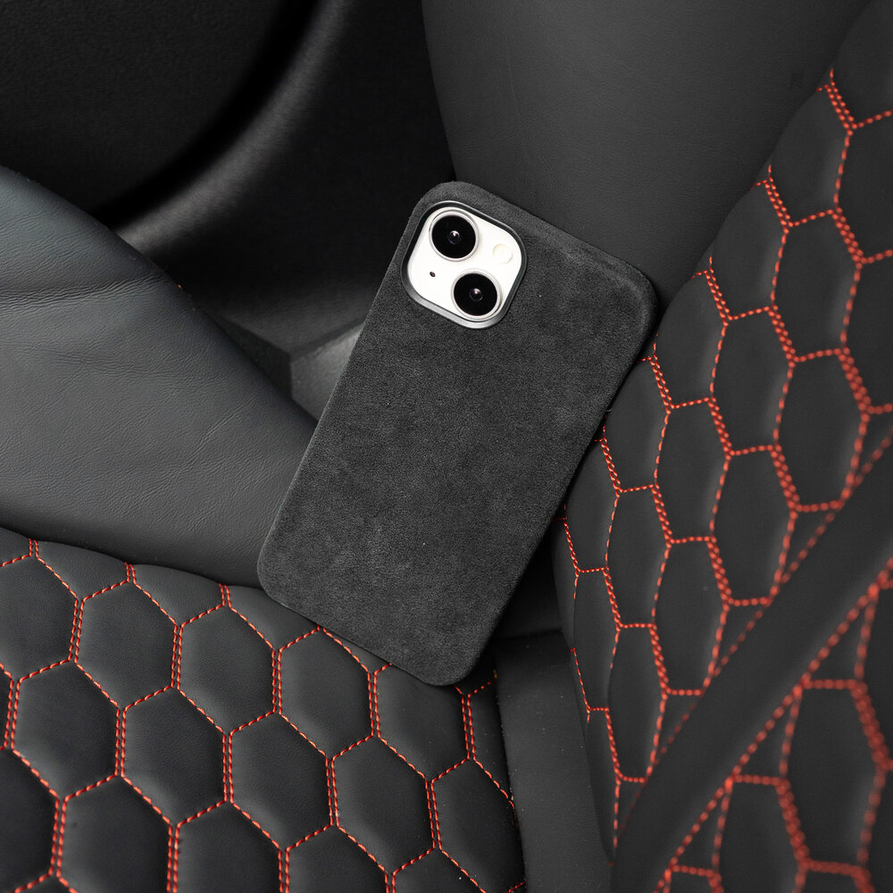 Coverzs Coverzs iPhone 15 Alcantara MagSafe hoesje (zwart) Coverzs Coverzs iPhone 15 Alcantara MagSafe hoesje (zwart)