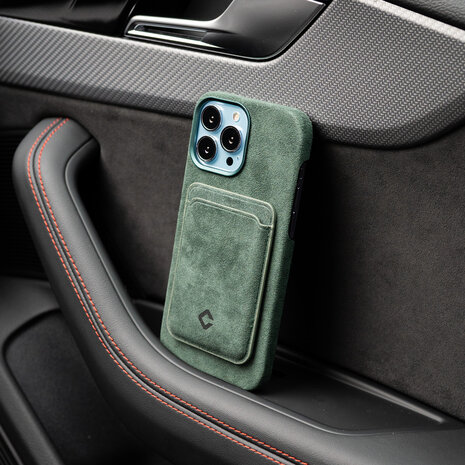 Coverzs Coverzs Alcantara MagSafe wallet (donkergroen) Coverzs Coverzs Alcantara MagSafe wallet (donkergroen)
