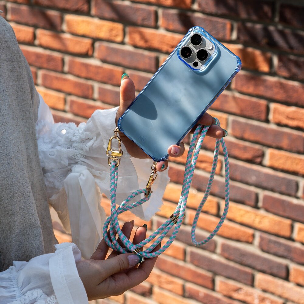 xoxo Wildhearts xoxo Wildhearts iPhone 15 blauw hoesje met Aqua Pink koord xoxo Wildhearts xoxo Wildhearts iPhone 15 blauw hoesje met Aqua Pink koord