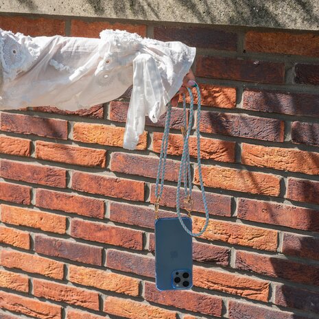 xoxo Wildhearts xoxo Wildhearts iPhone 15 blauw hoesje met Aqua Pink koord xoxo Wildhearts xoxo Wildhearts iPhone 15 blauw hoesje met Aqua Pink koord