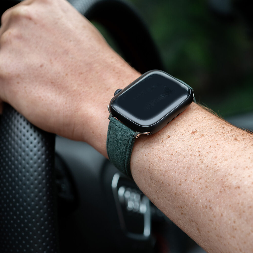 Strap it Apple Watch Alcantara bandje met gesp donkergroen Phone Factory