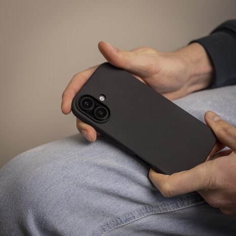 Coverzs Coverzs iPhone 16 Solid siliconen hoesje (zwart)