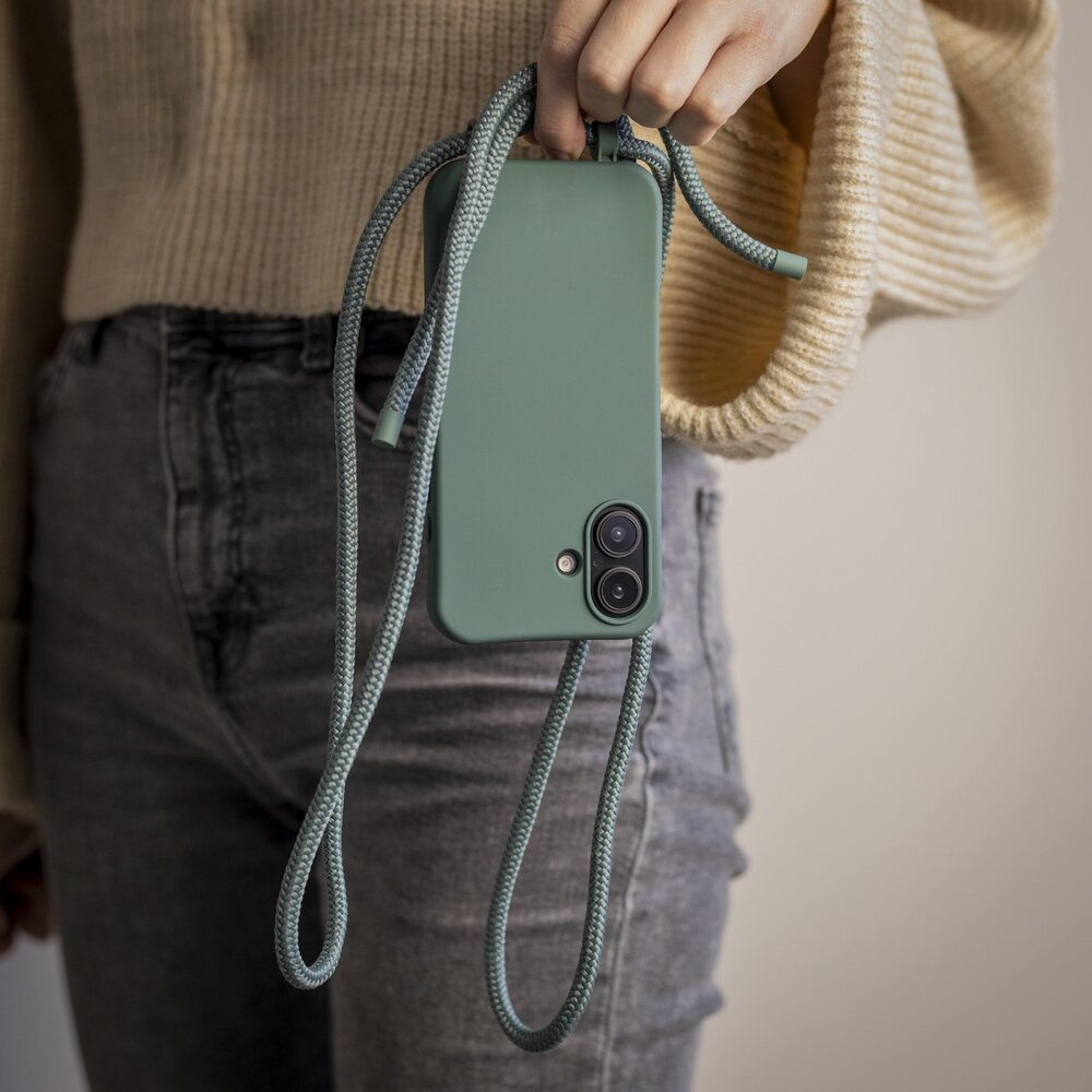 Coverzs Coverzs iPhone 16 siliconen hoesje met koord (donkergroen)