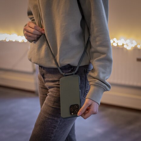 Coverzs Coverzs iPhone 16 Pro Max siliconen hoesje met koord (donkergroen)