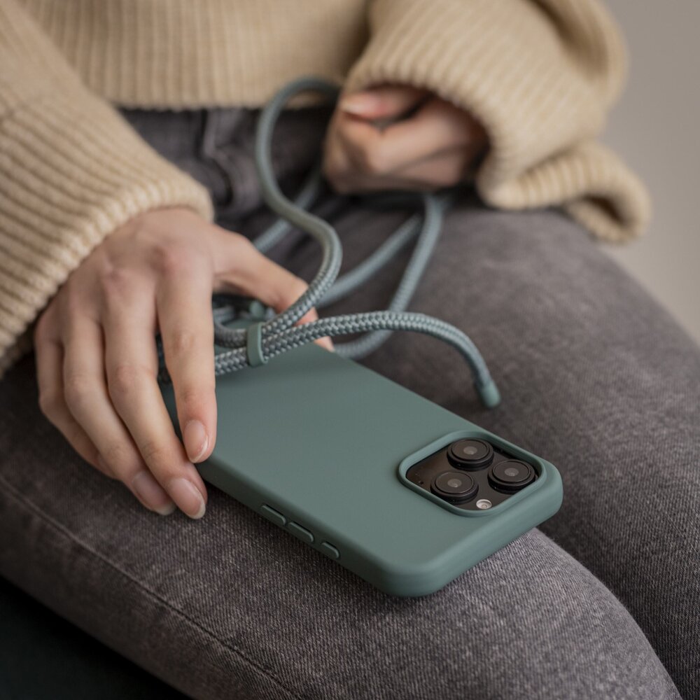 Coverzs Coverzs iPhone 16 Pro siliconen hoesje met koord (donkergroen)