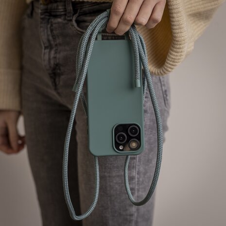 Coverzs Coverzs iPhone 16 Pro siliconen hoesje met koord (donkergroen)