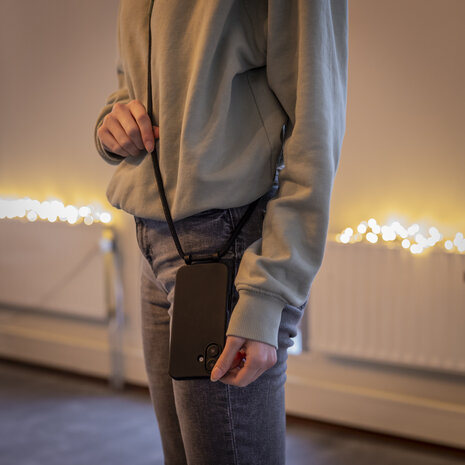 Coverzs Coverzs iPhone 16 Plus siliconen hoesje met koord (zwart)