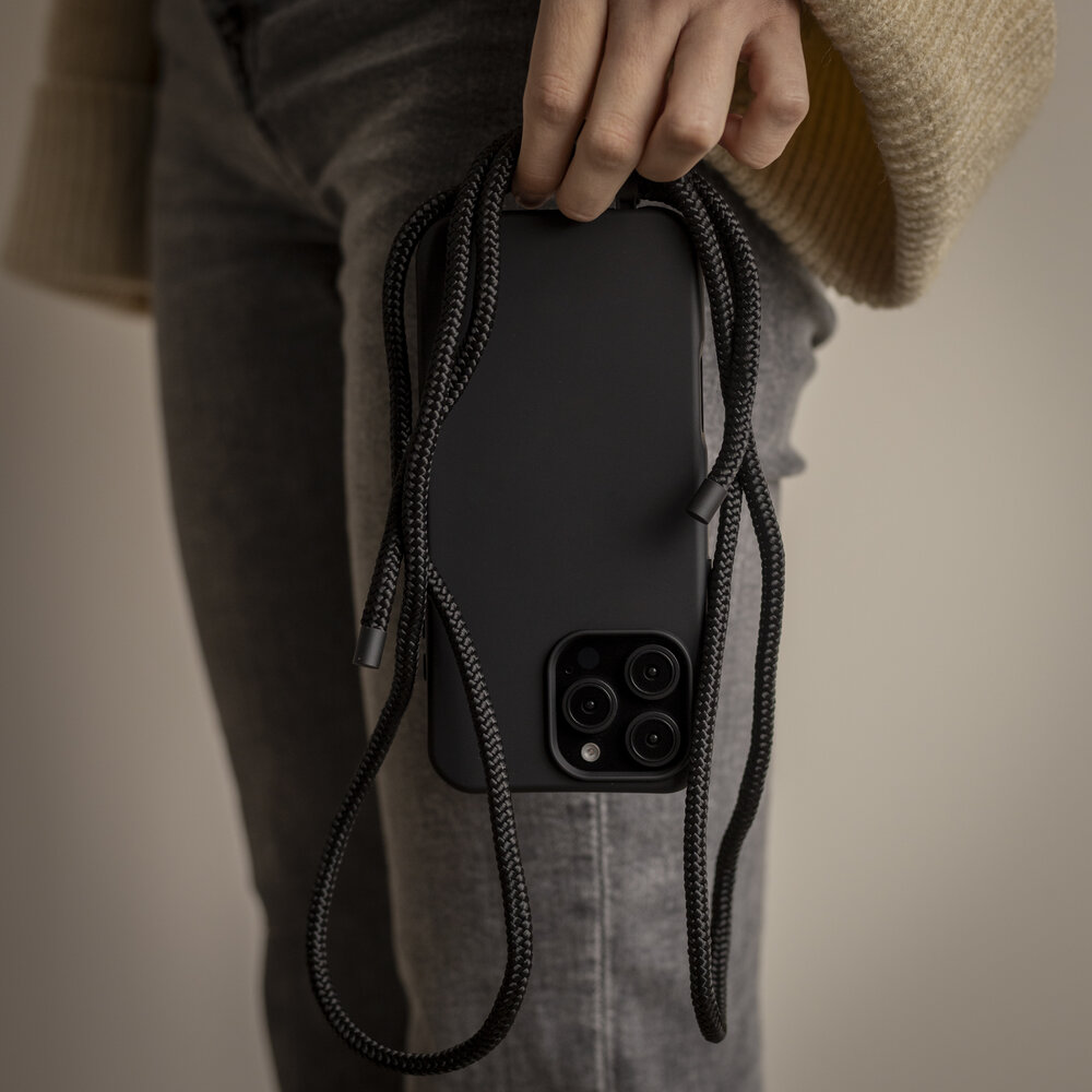 Coverzs Coverzs iPhone 16 Pro Max siliconen hoesje met koord (zwart)